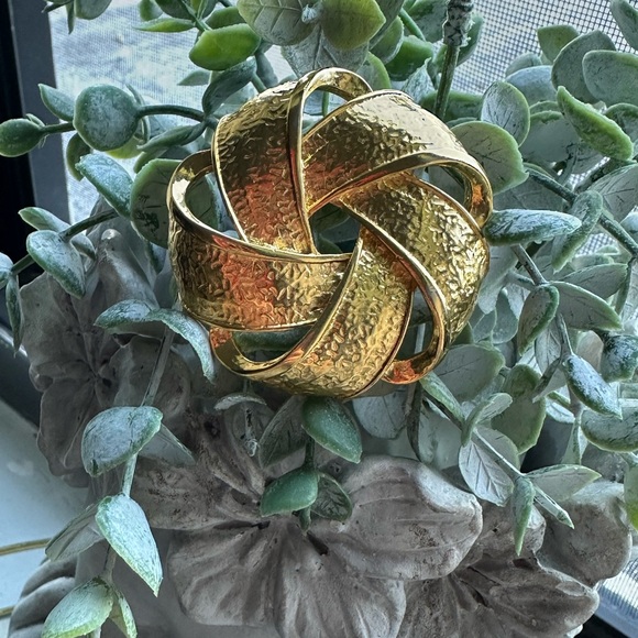 Gold Textured Brooch - Picture 3 of 3